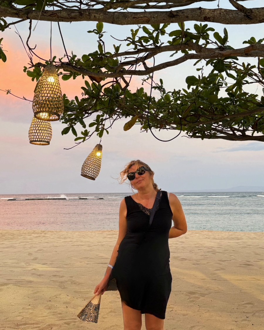 Marie sur une plage au coucher du soleil
