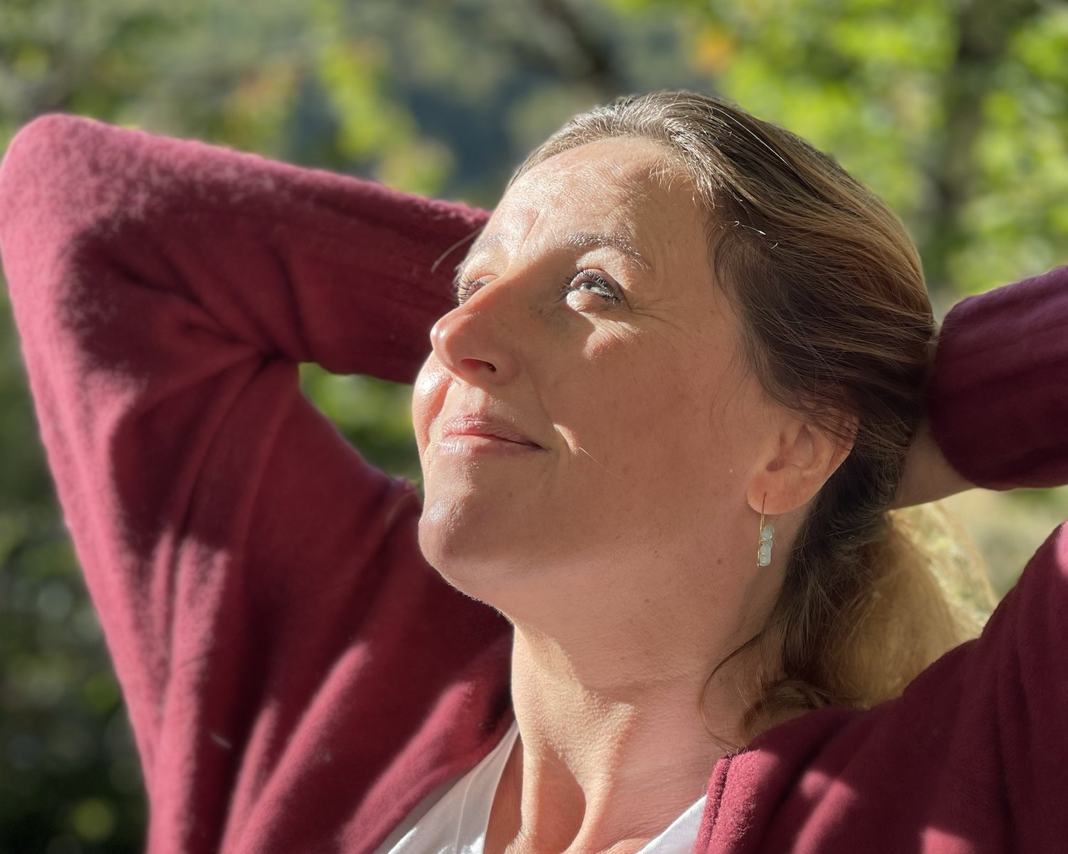 Marie, le visage tourné vers le soleil